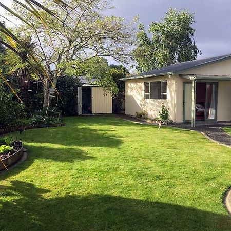 Cosy, Central Greytown Sleepout Εξωτερικό φωτογραφία