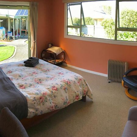Cosy, Central Greytown Sleepout Εξωτερικό φωτογραφία