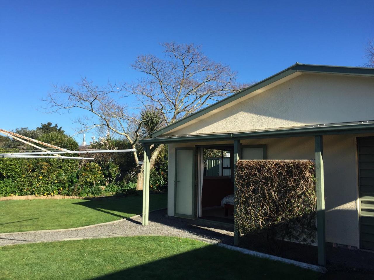 Cosy, Central Greytown Sleepout Εξωτερικό φωτογραφία